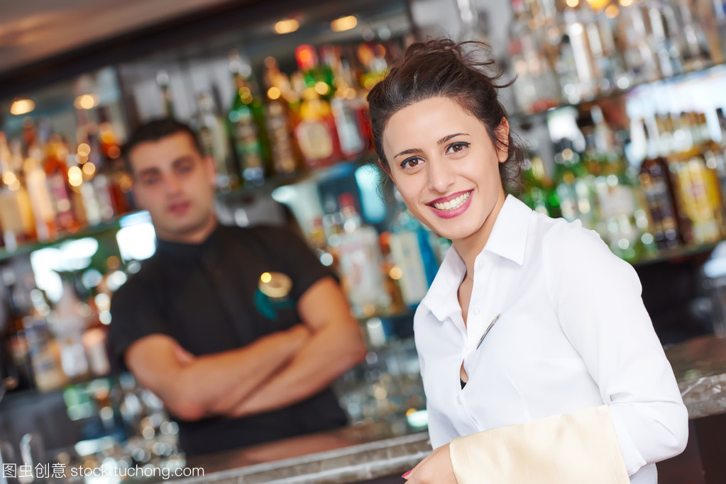 年轻女服务员 餐饮服务中的温柔力量
